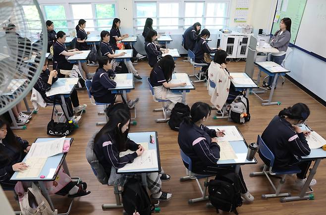 2026학년도 대학수학능력시험 6월 모의평가 시행일인 4일 오전 부산 사상구 주례여고 학생들이 시험을 준비하고 있다. [연합]