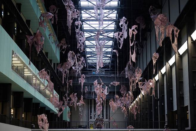 지난해 8월 테이트 모던 터빈홀에서 열린 현대 커미션 ‘이미래: 열린 상처’ 전시 전경. [테이트]