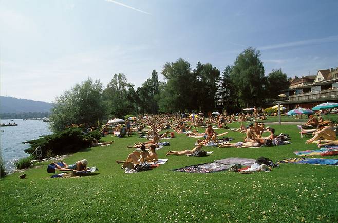 사진은 스위스 한 도시의 공공 수영장 모습으로, 기사 내용과 관련 없음 [게티이미지]