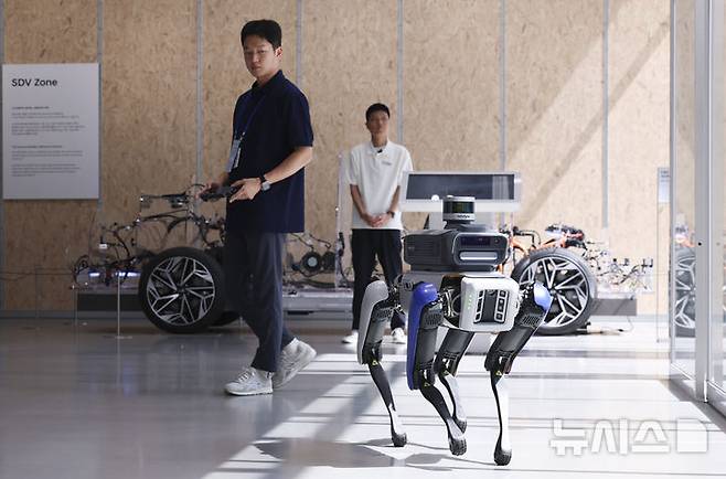 [서울=뉴시스] 김근수 기자 = 지난 1일 서울 강남구 현대자동차 강남대로 사옥에서 열린 현대자동차·기아 UX 스튜디오 서울 미디어 프리뷰에서 로봇개가 시연을 하고 있다. 2025.07.02. ks@newsis.com