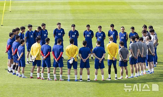 [성남=뉴시스] 김근수 기자 = 3일 오후 경기 성남종합운동장에서 대한민국 축구 국가대표팀 선수들이 훈련을 하고 있다. 동아시아 축구연맹(EAFF) E-1 챔피언십'(동아시안컵)에 출전하는 남자대표팀은 오는 7일 오후 8시 중국과의 개막전을 시작으로 11일 오후 8시 홍콩, 15일 오후 7시 24분 일본과 차례로 용인미르스타디움에서 경기를 치른다. 2025.07.03. ks@newsis.com