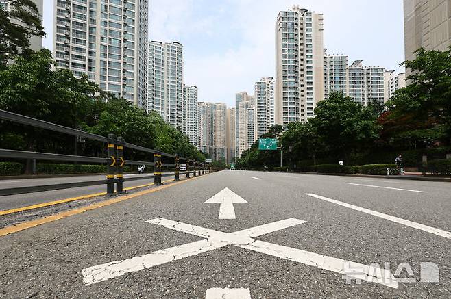 [서울=뉴시스] 황준선 기자 = 4일 서울 송파구의 아파트 단지 모습.정부의 대출 규제가 시행 후 서울 집값의 상승폭이 축소되고 매수의향이 급락한 것으로 나타났다. KB부동산이 발표한 주간 아파트 시장 동향에 따르면 11주 연속 상승했던 서울 아파트의 매수우위지수가 76.4으로 전주(99.3)보다 22.9포인트(p) 하락했다. 권역별로는 강북14개구 69.7, 강남11개구 82.3으로 각각 18.9p, 26.6p 떨어져 강남권 매수 심리 위축이 두드러졌다. 2025.07.04. hwang@newsis.com