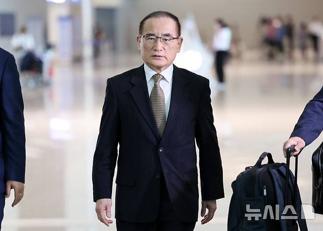 [인천공항=뉴시스] 조성우 기자 =  위성락 대통령실 국가안보실장이 6일 오전 인천국제공항 제2여객터미널에서 미국으로 출국하고 있다. 2025.07.06. xconfind@newsis.com