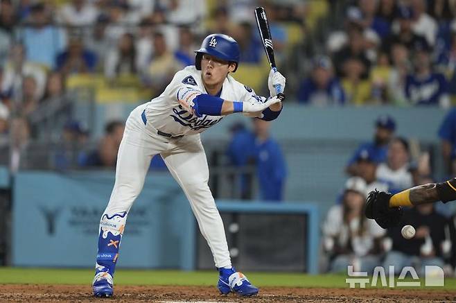 [로스앤젤레스=AP/뉴시스] LA 다저스의 김혜성이 지난달 19일(현지 시간) 미 캘리포니아주 로스앤젤레스 다저 스타디움에서 열린 2025 메이저리그 샌디에이고 파드리스와 경기 9회 말 타석에서 몸쪽 깊숙한 공을 피하고 있다. 김혜성은 4타수 1안타 1타점 1삼진을 기록했고 다저스는 3-5로 패했다. 2025.06.20.