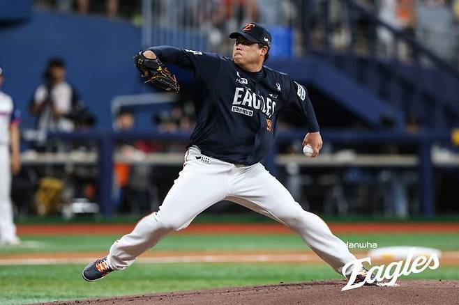 [서울=뉴시스] 프로야구 한화 이글스 류현진이 5일 서울 고척스카이돔에서 열린 2025 신한 쏠뱅크 KBO리그 키움 히어로즈와의 경기에 선발 등판해 공을 던지고 있다. (사진=한화 이글스 제공) 2025.07.05. *재판매 및 DB 금지