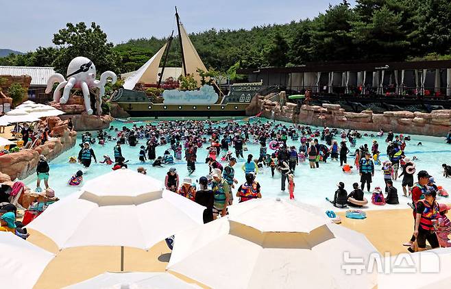 [대구=뉴시스] 이무열 기자 = 폭염이 연일 계속된 6일 대구 달성군 워터파크 스파밸리를 찾은 시민들이 물놀이를 하며 더위를 식히고 있다. 2025.07.06. lmy@newsis.com
