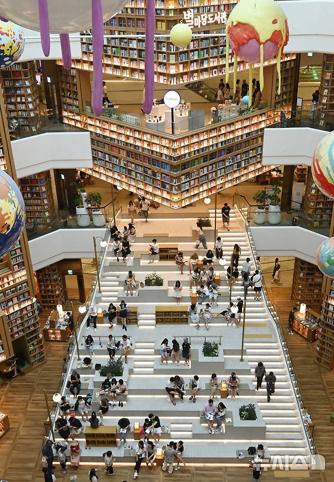 [수원=뉴시스] 김종택 기자 = 전국 대부분 지역에 폭염 특보가 발효된 6일 경기 수원시 장안구 '스타필드 수원' 별마당 도서관에 더위를 피해 나온 시민들로 북적이고 있다. 2025.07.06. jtk@newsis.com