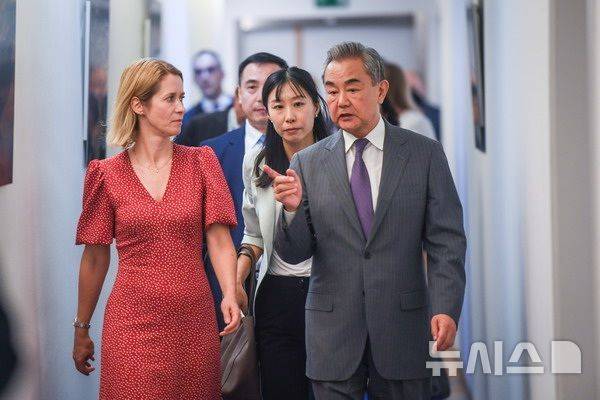 [베이징=뉴시스] 왕이 중국 공산당 중앙정치국 위원 겸 외교부장이 2일 벨기에 브뤼셀에서 제13차 중·EU 고위급 전략대화를 갖기 위해 카야 칼라스 유럽연합(EU) 외교·안보 고위대표와 만나 대화하고 있다.(사진=중국 외교부 홈페이지 갈무리) 2025.07.03 photo@newsis.com