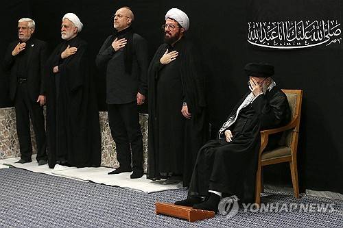 5일(현지시간) 이란 테헤란 모스크에서 열린 종교행사에 참석한 아야톨라 알리 하메네이 이란 최고지도자(오른쪽) [AFP 연합뉴스. 이란 최고지도자실 제공]