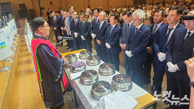 한국기독교장로회 박상규 총회장이 성만찬 예식을 집례하고 있다. 송주열 기자