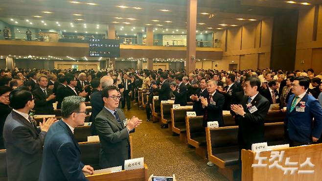 제17회 한국장로교의 날은 26개 장로교단에 함께 준비했다. 사진은 26개 장로교단기가 입장하는 모습. 송주열 기자
