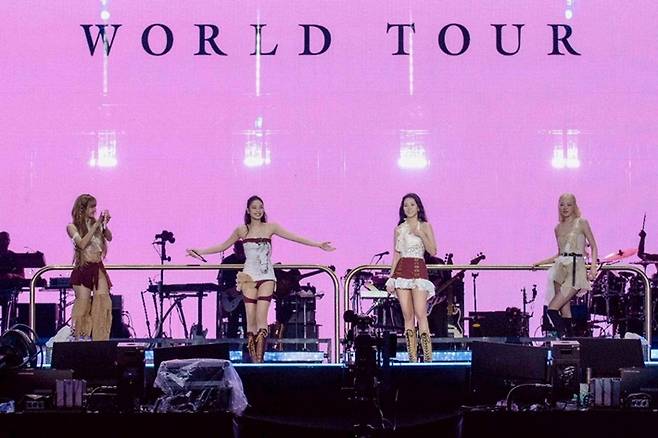 블랙핑크는 지난 5~6일 이틀 동안 경기도 고양시 고양종합운동장 주경기장에서 새 월드 투어 '데드라인'을 개최했다. YG엔터테인먼트 제공