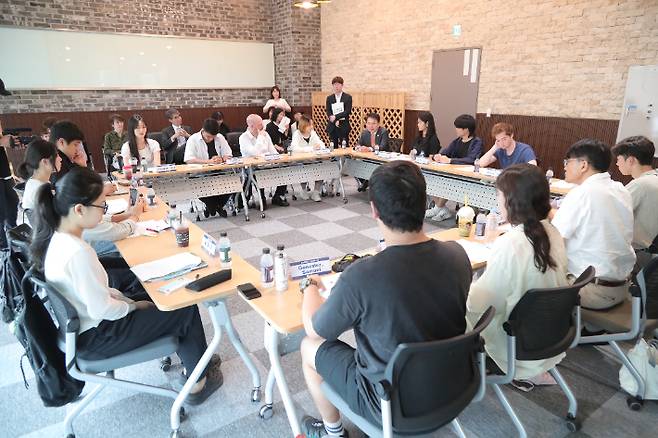 지난 5일 오후 미국 세인트존스대학 교수진과 지역 대학생들이 플라톤의 '동굴의 우화'를 주제로 토론식 고전 수업인 'Great Books 세미나'를 진행했다. 춘천시 제공