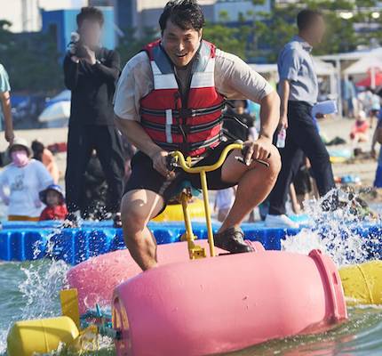 ‘울산 조선 해양 축제’의 ‘기발한 배 제작 및 레이싱’을 즐기는 참가자.