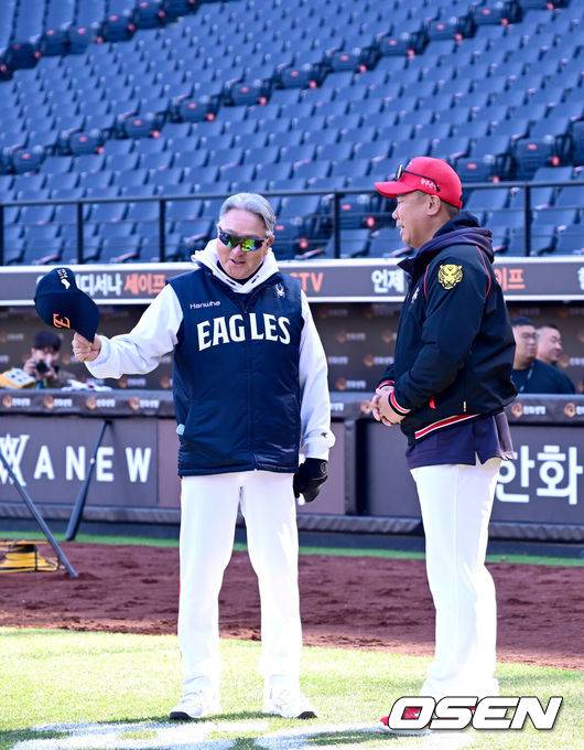 [OSEN=대전, 최규한 기자] 한화 김경문 감독과 KIA 이범호 감독이 인사를 나누고 있다. 2025.03.28 / dreamer@osen.co.kr