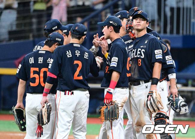 [OSEN=고척, 최규한 기자] 프로야구 한화 이글스가 치열한 혈투 끝에 2연승을 질주했다.&nbsp;한화는 5일 서울 고척스카이돔에서 열린 ‘2025 신한은행 SOL Bank KBO리그’ 키움 히어로즈와의 경기에서 6-4로 승리했다. 이날 승리로 2연승을 달린 한화는 주말 3연전 위닝시리즈를 확보했다.&nbsp;경기를 마치고 승리한 한화 선수들이 마운드에서 하이파이브를 나누고 있다. 2025.07.05 / dreamer@osen.co.kr