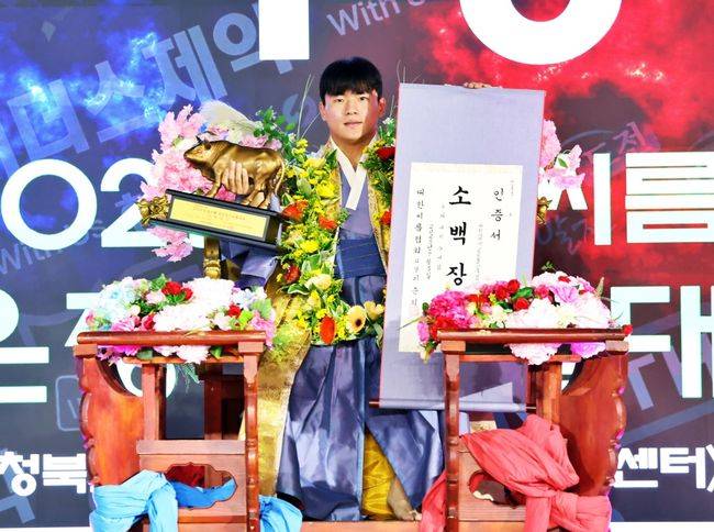 영월군청의 전성근이 개인 통산 두 번째 장사 꽃가마를 탔다. / 대한씨름협회