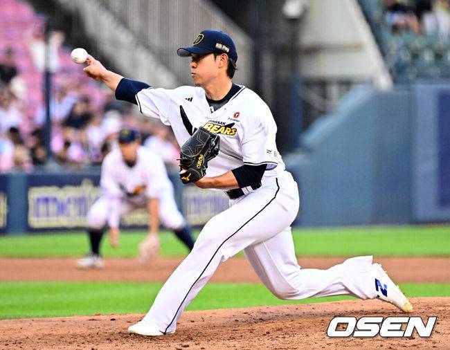 [OSEN=잠실, 지형준 기자] 5일 오후 서울 잠실구장에서 ‘2025 신한 SOL Bank KBO리그’ 두산 베어스와 KT 위즈의 경기가 열렸다.두산은 최원준, KT는 쿠에바스를 선발로 내세웠다.5회초 두산 최원준이 역투하고 있다. 2025.07.05 /jpnews@osen.co.kr