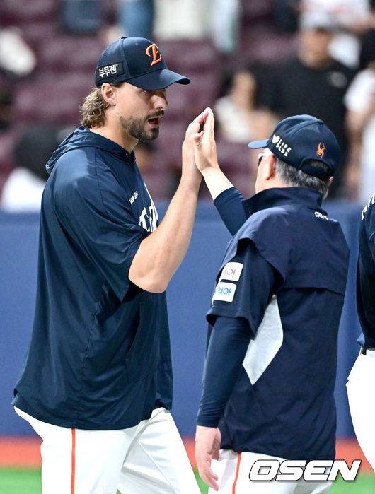 [OSEN=고척, 최규한 기자] 프로야구 한화 이글스가 전반기 마지막 주말 3연전을 모두 쓸어담으며 전반기 1위를 확정했다.&nbsp;한화는 6일 서울 고척스카이돔에서 열린 ‘2025 신한은행 SOL Bank KBO리그’ 키움 히어로즈와의 경기에서 10-1로 승리했다. 이날 승리로 3연승을 달리며 시리즈 스윕에 성공한 한화는 49승 2무 33패 승률 .598을 기록하며 남은 전반기 3경기 결과에 상관없이 전반기 최소 공동 1위를 확정했다. 빙그레 시절이던 1992년 6월 18일 전반기를 1위로 마감한 이후 1만2072일 만에 전반기 1위를 달성했다.&nbsp;경기를 마치고 승리한 한화 승리투수 와이스와 김경문 감독이 인사를 나누고 있다. 2025.07.06 / dreamer@osen.co.kr