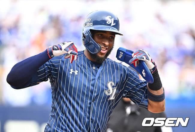 [OSEN=대구, 이석우 기자] 27일 대구삼성라이온즈파크에서 2025 신한 SOL 뱅크 KBO 리그 삼성 라이온즈와 NC 다이노스의 경기가 열렸다. 홈팀 삼성은 레예스가, 방문팀 NC는 신민혁이 선발 출전했다. 삼성 라이온즈 디아즈가 5회말 1사 우월 솔로 홈런을 치고 세리머니를 하고 있다. 2025.04.27 / foto0307@osen.co.kr