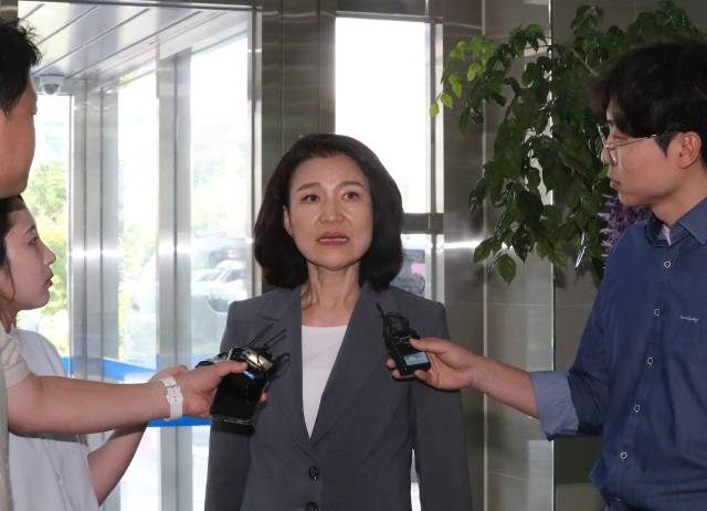 ▲대전MBC 사장 재임 시절 법인카드를 사적으로 유용했다는 의혹을 받는 이진숙 방송통신위원장이 5일 대전 유성경찰서에 출석해 기자들의 질문을 받고 있다. ⓒ연합뉴스