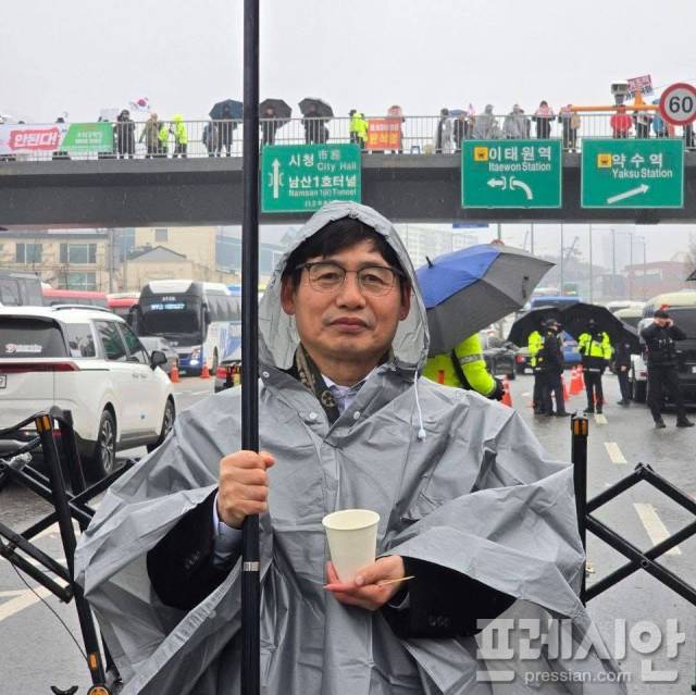 ▲정성홍 전 전교조 광주지부장이 12·3비상계엄 사태에 맞서 서울에서 키세스 부대에 합류했다.2025.01.06ⓒ정성홍 후보