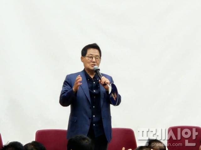 ▲박지원 더불어민주당 국회의원 6일 김대중컨벤션센터에 열린 정청래 더불어민주당 당대표 후보의 북콘서트에서 발언하고 있다.2025.07.06ⓒ프레시안(김보현)