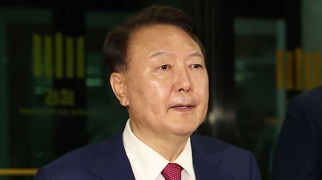 윤석열 전 대통령이 5일 내란 특검 2차 조사를 마치고 조은석 특별검사팀 사무실이 있는 서울 서초구 서울고검을 나서고 있다. (사진=연합뉴스)