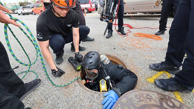 6일 인천 계양구 한 도로 맨홀 안에서 실종된 작업자를 수색하기 위해 계양소방서 119구조대가 맨홀 안에 투입되고 있다.