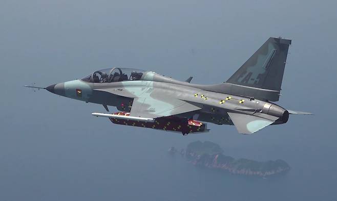 FA-50 시제기가 국산 장거리 공대지미사일을 장착한 채 비행하고 있다. 방위사업청 제공