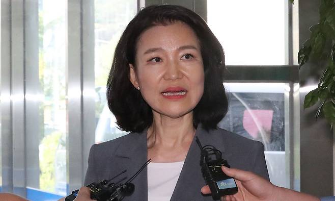 대전MBC 사장 재임 시절 법인카드를 사적으로 유용했다는 의혹을 받는 이진숙 방송통신위원장이 5일 대전 유성경찰서에 출석해 기자들의 질문을 받고 있다. 연합뉴스