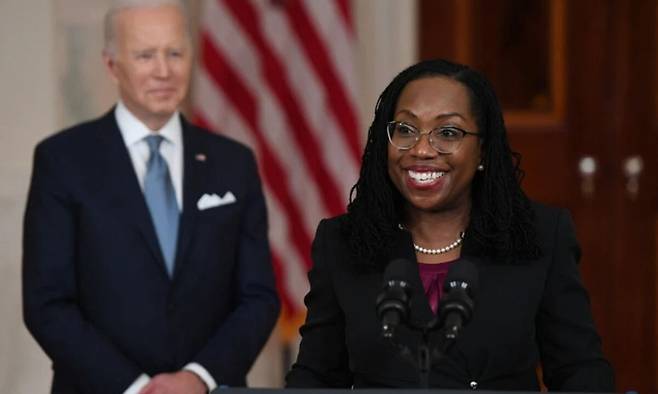 2022년 2월 미국 연방대법원 대법관 후보자로 지명된 커탄지 브라운 잭슨 판사(오른쪽)가 백악관에서 소감을 밝히고 있다. 그를 발탁한 조 바이든 대통령이 옆에서 흐뭇한 표정으로 바라보고 있다. AFP연합뉴스