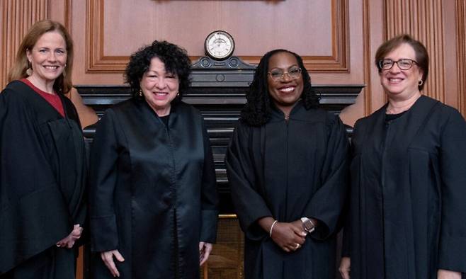 2022년 6월 커탄지 브라운 잭슨 대법관(오른쪽 두 번째) 취임을 계기로 미국 연방대법원의 여성 대법관 4명이 모처럼 기념촬영을 했다. 왼쪽부터 에이미 코니 배럿, 소니아 소토마요르, 잭슨, 엘레나 케이건 대법관. 배럿은 보수, 나머지 3명은 진보 성향으로 분류된다. 로이터연합뉴스