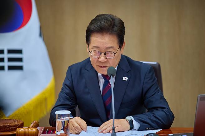 이재명 대통령이 5일 서울 용산 대통령실 청사에서 열린 국무회의에서 자료를 보고 있다. 대통령실 제공