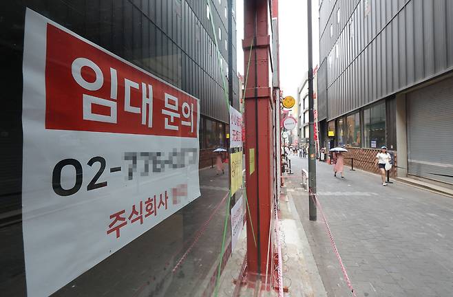 6일 서울 명동 거리의 한 점포가 텅 비어 있다.&nbsp; &nbsp; 연합뉴스