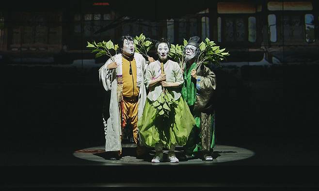 계산된 동작과 리듬을 통해 웃음을 만들어 낸 국립극단의 새 희극 ‘십이야’. 국립극단 제공