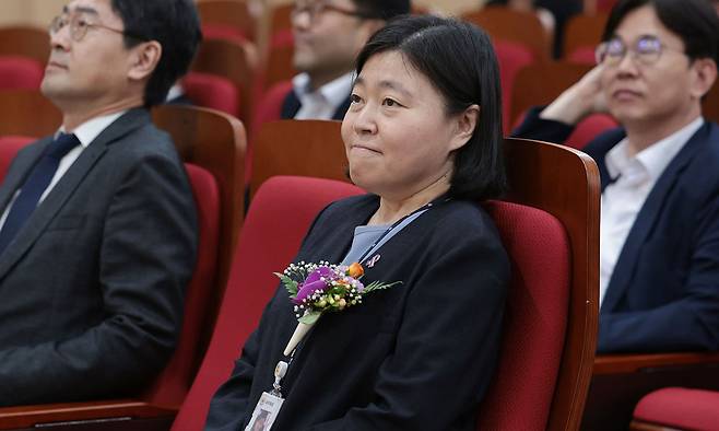 임은정 신임 서울동부지검장이 4일 서울 송파구 서울동부지방검찰청에서 열린 취임식에서 착석해 있다. 연합뉴스