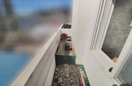 50대 남성이 16년 전 동거녀를 살해하고 시신을 여행용 가방에 담아 시멘트를 부어 은닉한 경남 거제시의 옥탑방 베란다. 경남경찰청 제공