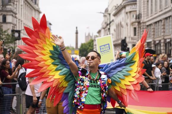 5일(현지시간) 영국 런던에서 열린 ‘프라이드 퍼레이드’에 성소수자를 상징하는 무지개 색깔의 날개를 단 참석자가 행진하고 있다. 2025.7.5 AP 연합뉴스