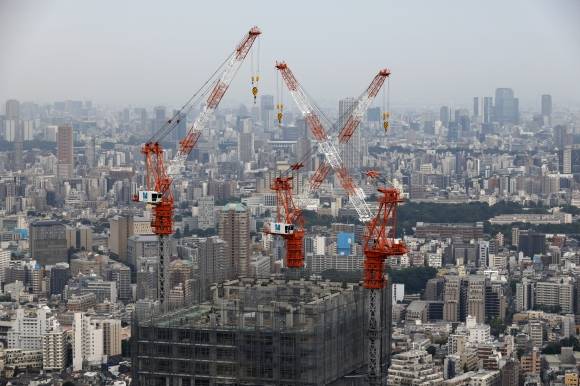 2025년 7월 1일 일본 도쿄 이케부쿠로 지역의 전망대에서 바라본 주택 및 사무실 전경. 일본 국세청이 발표한 자료에 따르면 2025년 일본의 평균 토지 가격은 2.7% 상승해 4년 연속 올랐다. 이는 2010년 현행 산정 방식이 도입된 이후 가장 큰 폭의 상승으로, 주로 일본을 방문하는 입국자를 위한 주택, 호텔, 리조트에 대한 수요가 증가했기 때문이다. EPA 연합뉴스