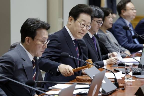 토요일 국무회의 - 이재명 대통령이 지난 5일 서울 용산 대통령실 청사에서 열린 국무회의에서 의사봉을 두드리며 개회 선언을 하고 있다. 연합뉴스