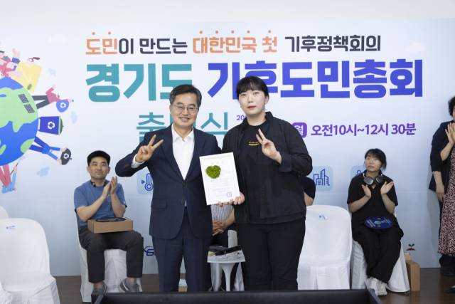 6월30일 오전 시흥 에코센터에서 열린 경기도 기후도민총회 출범식에서 김동연 경기도지사가 도민과 소통하고 있다. 사진 제공 = 경기도