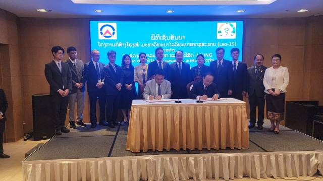 2025년 5월 시공사로 선정된 일성건설의 이상현(왼쪽) 동남아본부장과 분펭 품말라이시스 라오스 보건부장관이 '라오스 국립의과대학병원 건립사업' 도급계약 체결을 기념해 사진을 찍었다. 사진 제공=서울대병원