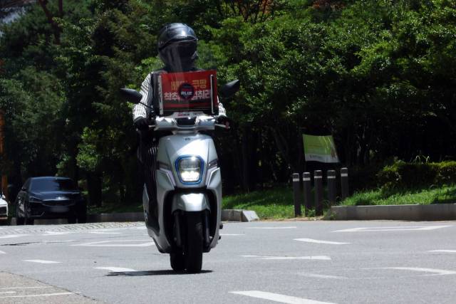 엿새째 폭염특보가 내려진 2일 배달 노동자가 오토바이를 몰고 있다. 연합뉴스