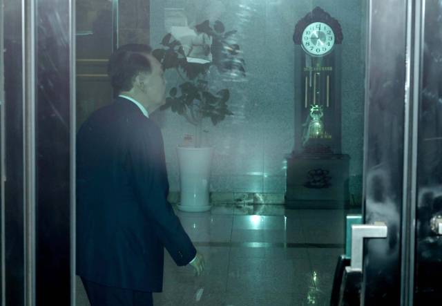 윤석열 전 대통령이 5일 12·3 비상계엄과 관련한 내란·외환 사건을 수사하는 조은석 특별검사팀에 2차 조사를 받기 위해 서울 서초구 서울고등검찰청으로 들어가고 있다. 조태형 기자