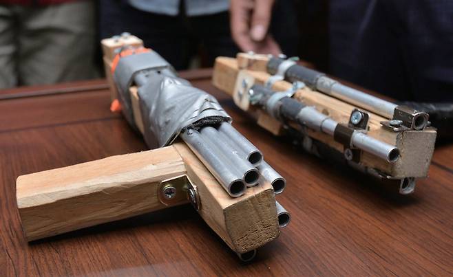 2016년 10월19일 서울 강북경찰서에서 공개한 오패산 터널 총격 사건의 범인 성병대가 만든 사제총 ⓒ연합뉴스