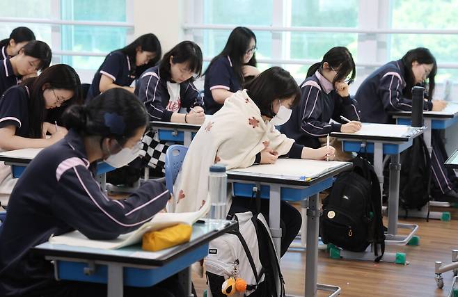 2026학년도 대학수학능력시험 6월 모의평가 시행일인 6월4일 오전 부산 사상구 주례여고 학생들이 문제를 풀고 있다. ⓒ연합뉴스