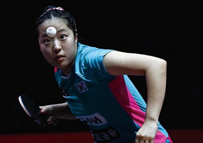 5월 22일 카타르 도하에서 열린 ITTF 세계탁구선수권대회 여자단식 16강전에서 한국의 신유빈이 중국의 쑨잉샤를 상대로 서브를 넣고 있다. ⓒXinhua