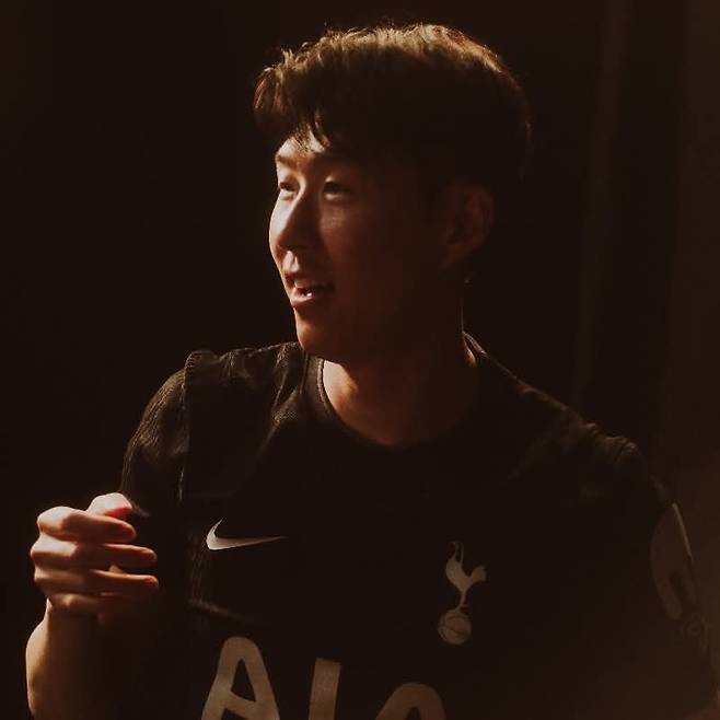 토트넘은 최근 공개한 새 시즌 원정 유니폼 모델로 주장인 손흥민을 내세웠다. 사진출처｜토트넘 홋스퍼 페이스북