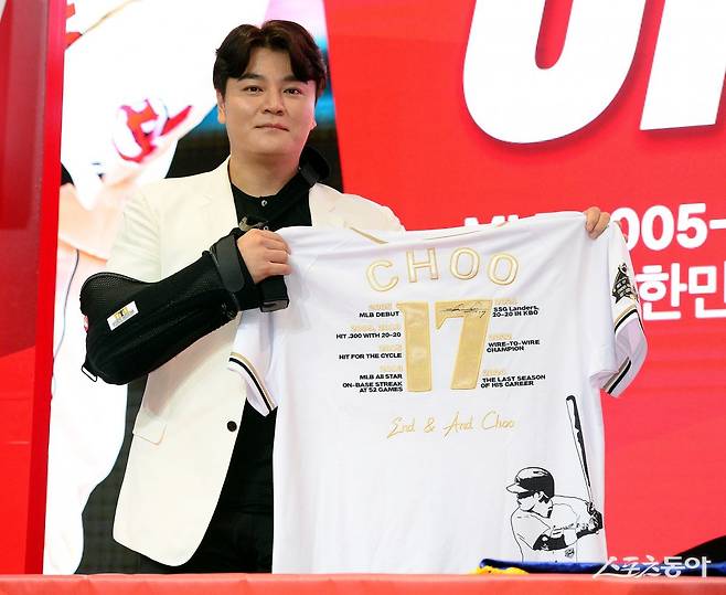 7일 인천 송도동 경원재 앰배서더 호텔에서 SSG 추신수 은퇴 기자회견이 열렸다. 추신수가 은퇴 유니폼을 들고 기념촬영을 하고 있다. 스포츠동아DB